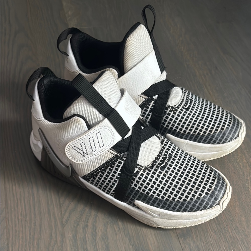 BOYS' NIKE LITTLE KID LEBRON WITNESS VII BASKETBALL SHOES size US 2Y GUC
